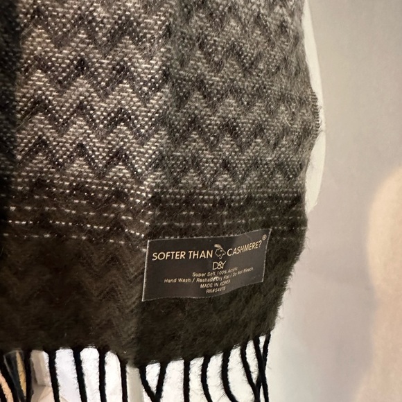 Elegant Black and Gray Chevron Scarf - Picture 2 of 12